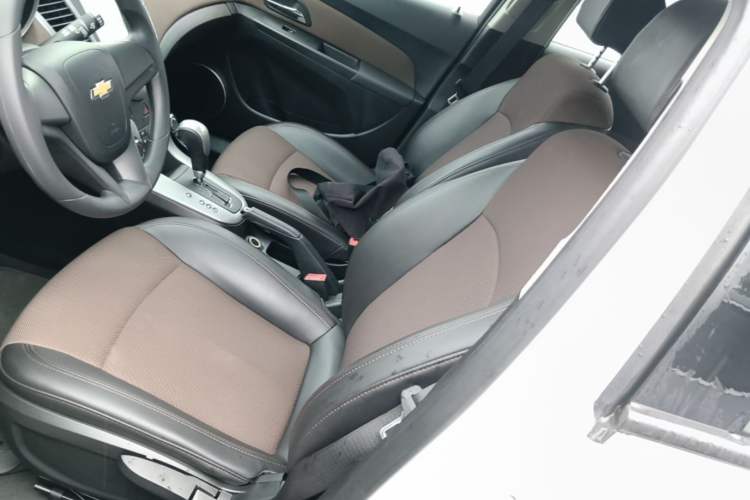 Used Chevrolet Cruze 2015 Hatchback 1.6L Automatic Comfort Edition Left Front Seat