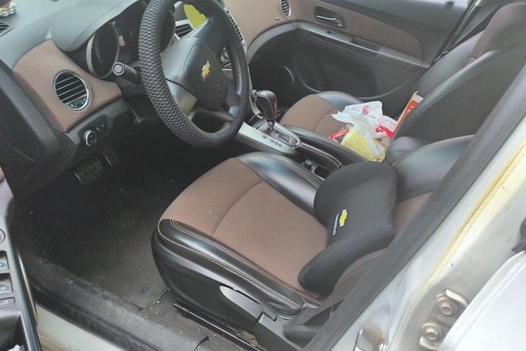 Used Chevrolet Cruze 2015 Hatchback 1.6L Automatic Comfort Edition Left Front Seat