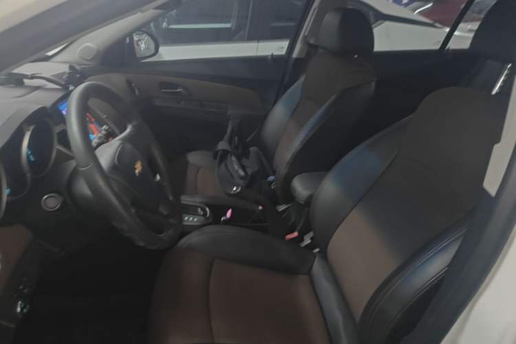 Used Chevrolet Cruze 2015 Hatchback 1.6L Automatic Comfort Edition Left Front Seat