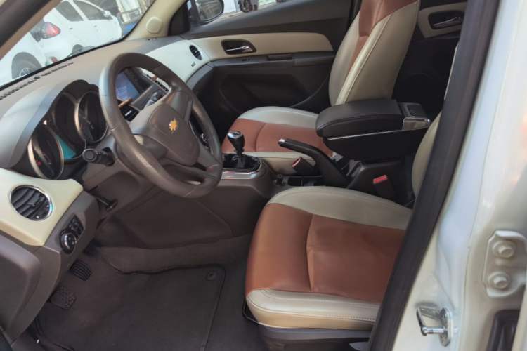 Used Chevrolet Cruze 2015 1.5L Classic SE MT Left Front Seat