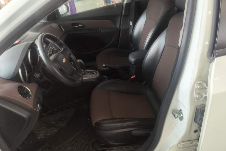 Used Chevrolet Cruze 2015 Hatchback 1.6L Automatic Comfort Edition Left Front Seat