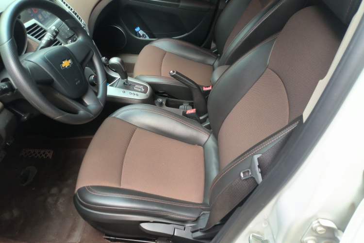 Used Chevrolet Cruze 2015 Hatchback 1.6L Automatic Comfort Edition Left Front Seat