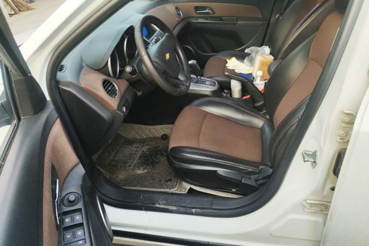 Used Chevrolet Cruze 2015 Hatchback 1.6L Automatic Comfort Edition Left Front Seat
