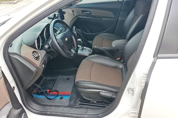 Used Chevrolet Cruze 2015 Hatchback 1.6L Automatic Comfort Edition Left Front Seat