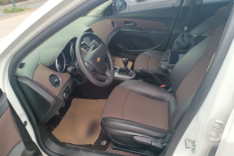 Used Chevrolet Cruze 2015 Hatchback 1.6L Manual Comfort Edition Left Front Seat