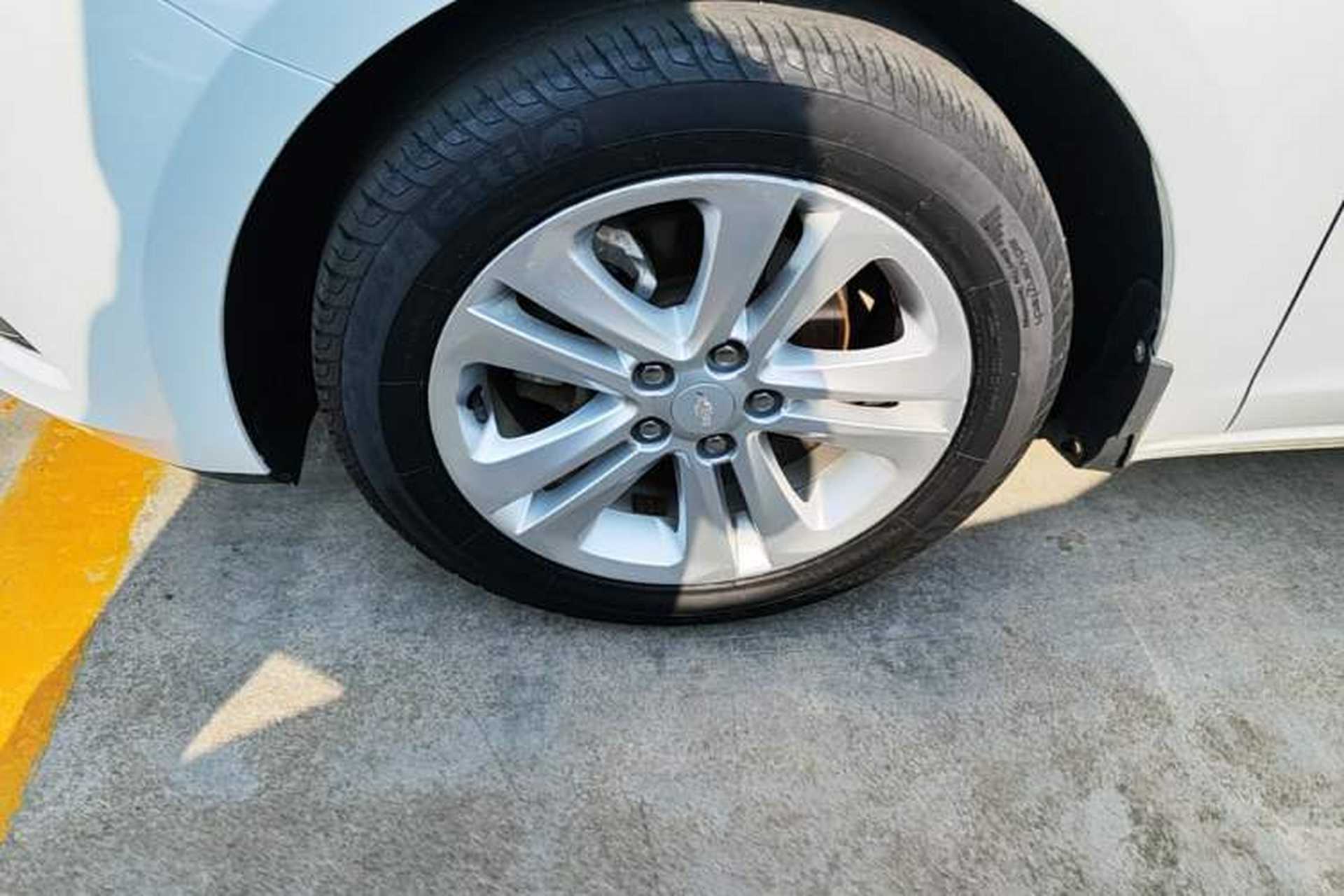 Used Chevrolet Cruze 2015 1.5L Automatic Luxury Edition Left Front Wheel Hub