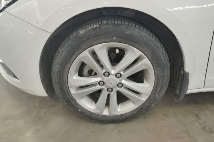 Used Chevrolet Cruze 2015 1.5L Automatic Luxury Edition Left Front Wheel Hub