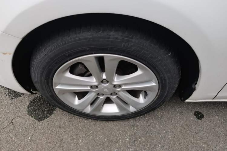 Used Chevrolet Cruze 2015 1.5L Automatic Luxury Edition Left Front Wheel Hub