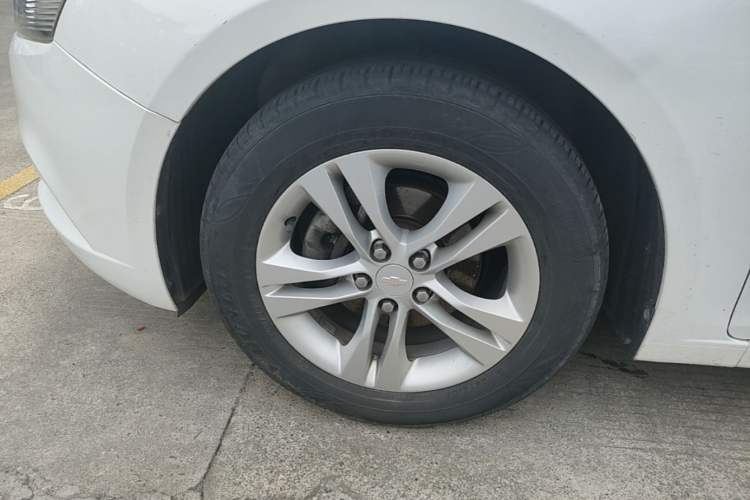 Used Chevrolet Cruze 2015 1.5L Classic SE MT Left Front Wheel Hub
