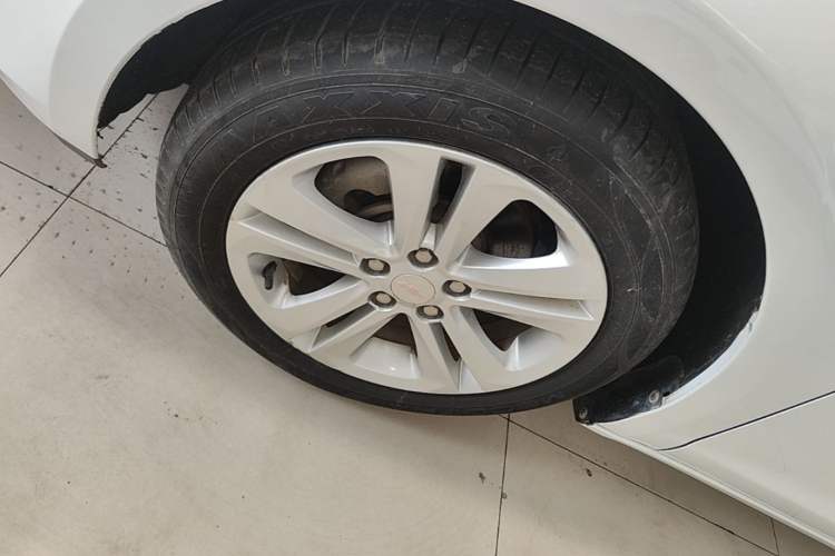 Used Chevrolet Cruze 2015 1.5L Automatic Luxury Edition Left Front Wheel Hub