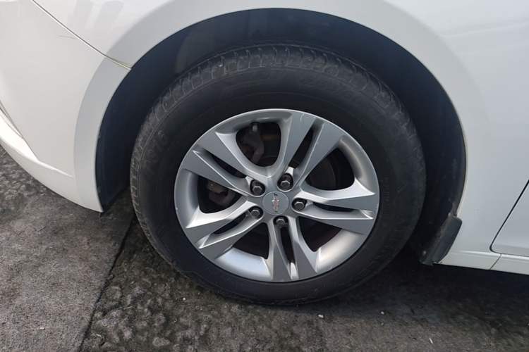 Used Chevrolet Cruze 2015 1.5L Classic SE MT Left Front Wheel Hub