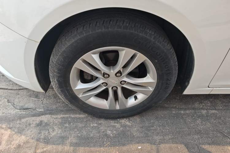 Used Chevrolet Cruze 2015 1.5L Classic SE MT Left Front Wheel Hub