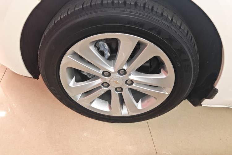 Used Chevrolet Cruze 2015 1.5L Automatic Luxury Edition Left Front Wheel Hub