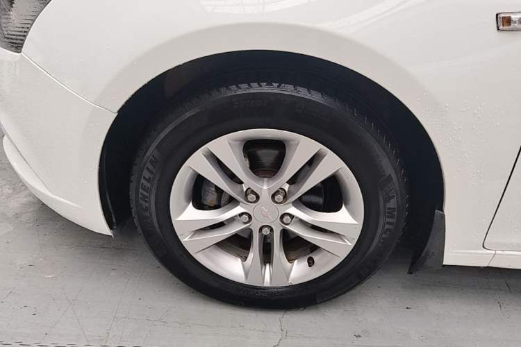 Used Chevrolet Cruze 2015 1.5L Classic SE MT Left Front Wheel Hub