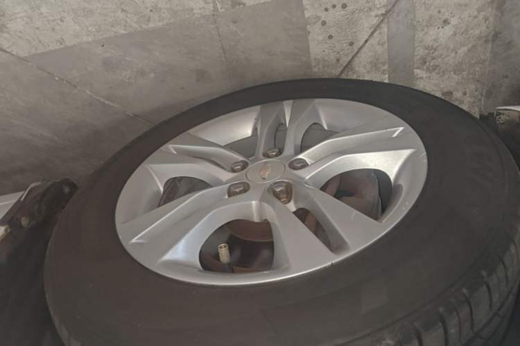 Used Chevrolet Cruze 2015 Hatchback 1.6L Automatic Comfort Edition Left Front Wheel Hub