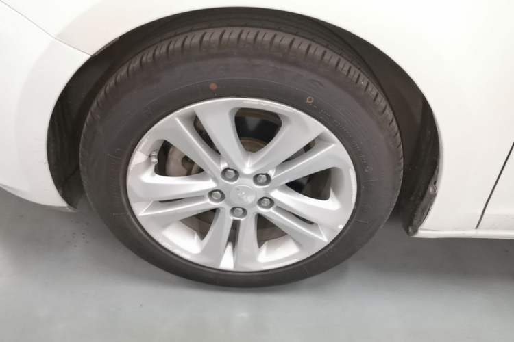 Used Chevrolet Cruze 2015 1.5L Automatic Luxury Edition Left Front Wheel Hub