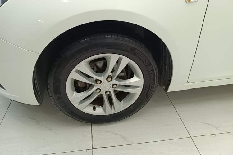 Used Chevrolet Cruze 2015 Hatchback 1.6L Automatic Comfort Edition Left Front Wheel Hub