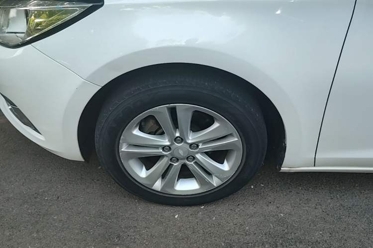 Used Chevrolet Cruze 2015 1.5L Automatic Luxury Edition Left Front Wheel Hub