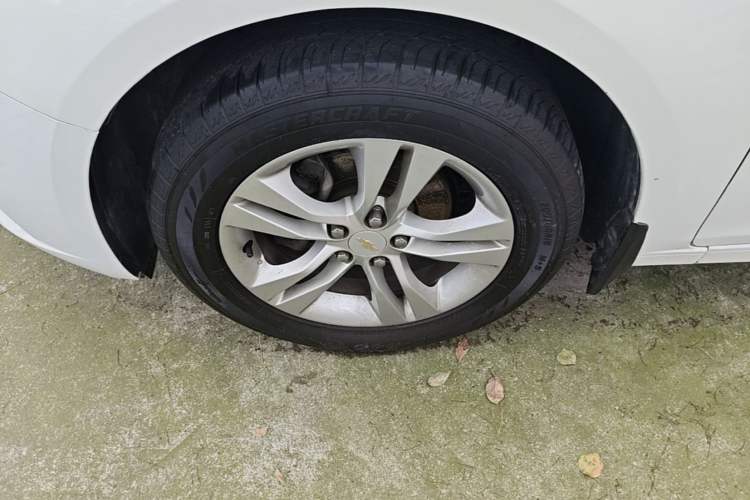 Used Chevrolet Cruze 2015 Hatchback 1.6L Automatic Comfort Edition Left Front Wheel Hub