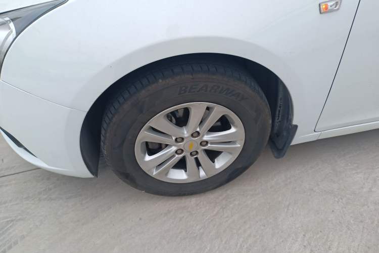 Used Chevrolet Cruze 2015 Hatchback 1.6L Manual Comfort Edition Left Front Wheel Hub