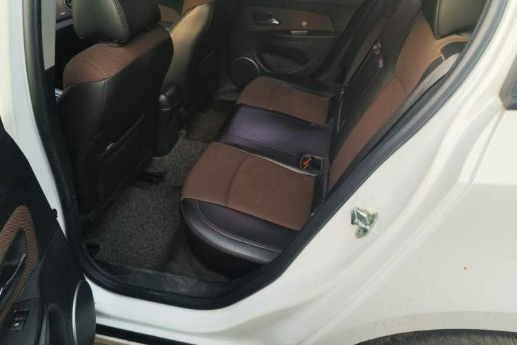 Used Chevrolet Cruze 2015 Hatchback 1.6L Automatic Comfort Edition Left Rear Seat