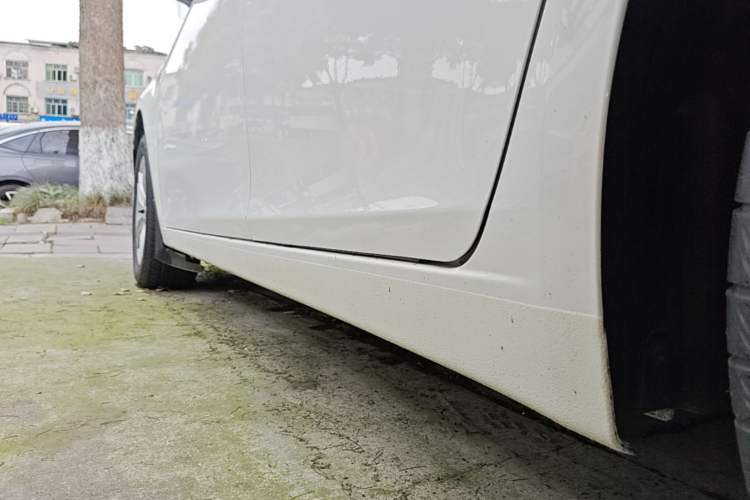 Used Chevrolet Cruze 2015 Hatchback 1.6L Automatic Comfort Edition Left Side Sill
