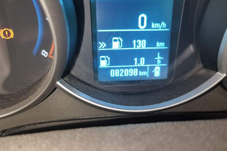 Used Chevrolet Cruze 2015 1.5L Classic SL MT Odometer Close Up