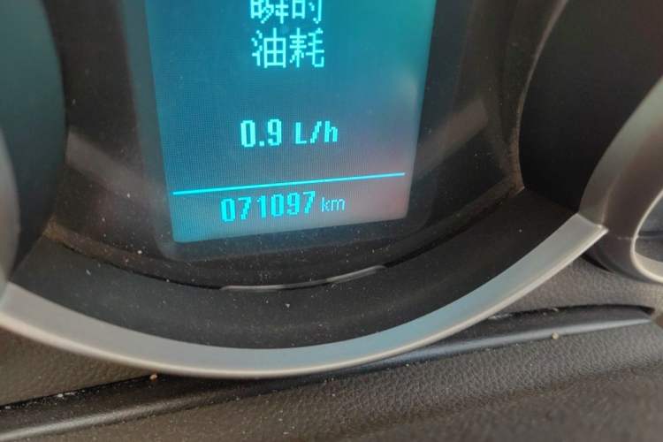 Used Chevrolet Cruze 2015 1.5L Classic SE MT Odometer Close Up