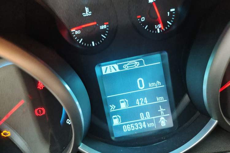 Used Chevrolet Cruze 2015 1.5L Classic SL MT Odometer Close Up