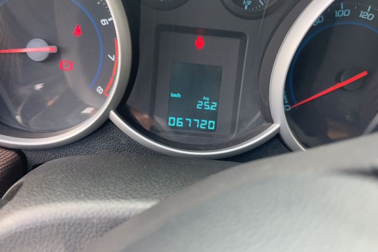 Used Chevrolet Cruze 2015 Hatchback 1.6L Manual Comfort Edition Odometer Close Up