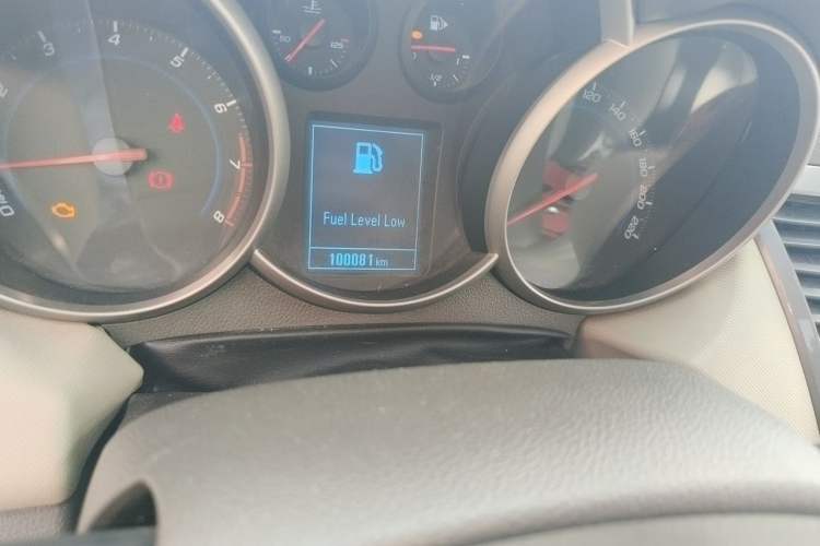 Used Chevrolet Cruze 2015 1.5L Classic SE AT Odometer Close Up
