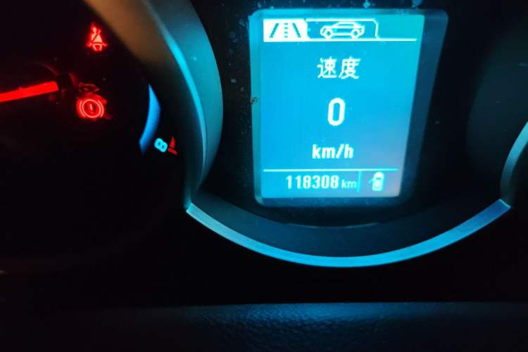 Used Chevrolet Cruze 2015 1.5L Classic SL MT Odometer Close Up
