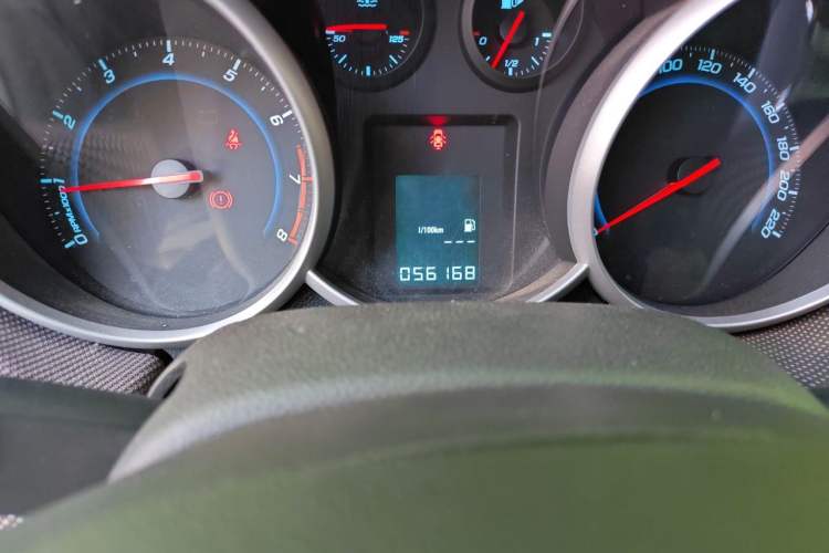 Used Chevrolet Cruze 2015 Hatchback 1.6L Manual Comfort Edition Odometer Close Up