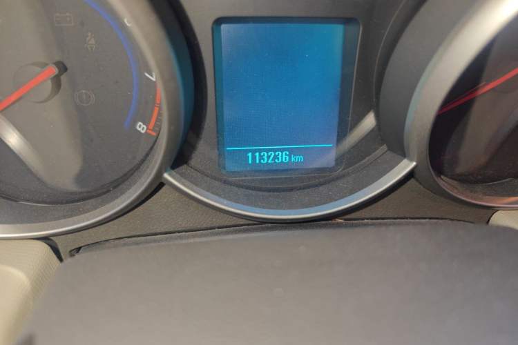 Used Chevrolet Cruze 2015 1.5L Classic SE AT Odometer Close Up