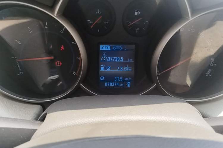Used Chevrolet Cruze 2015 1.5L Classic SE MT Odometer Close Up