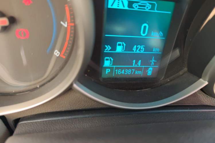 Used Chevrolet Cruze 2015 1.5L Classic SE AT Odometer Close Up