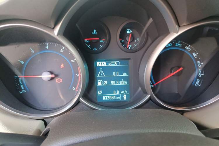 Used Chevrolet Cruze 2015 1.5L Classic SL MT Odometer Close Up