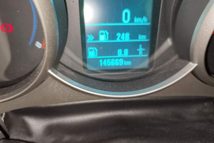 Used Chevrolet Cruze 2015 1.5L Classic SE MT Odometer Close Up
