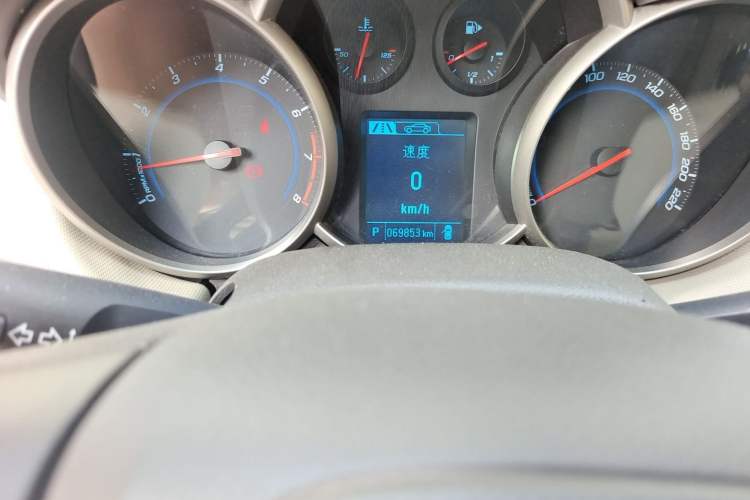 Used Chevrolet Cruze 2015 1.5L Classic SE AT Odometer Close Up