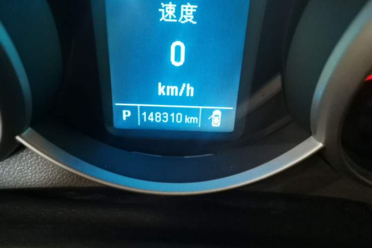 Used Chevrolet Cruze 2015 1.5L Classic SE AT Odometer Close Up