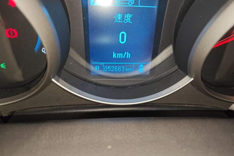 Used Chevrolet Cruze 2015 1.5L Classic SE AT Odometer Close Up