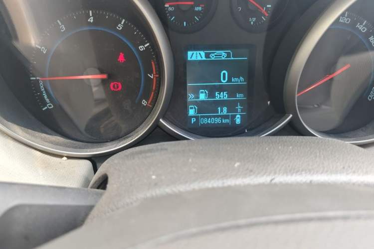 Used Chevrolet Cruze 2015 1.5L Classic SE AT Odometer Close Up