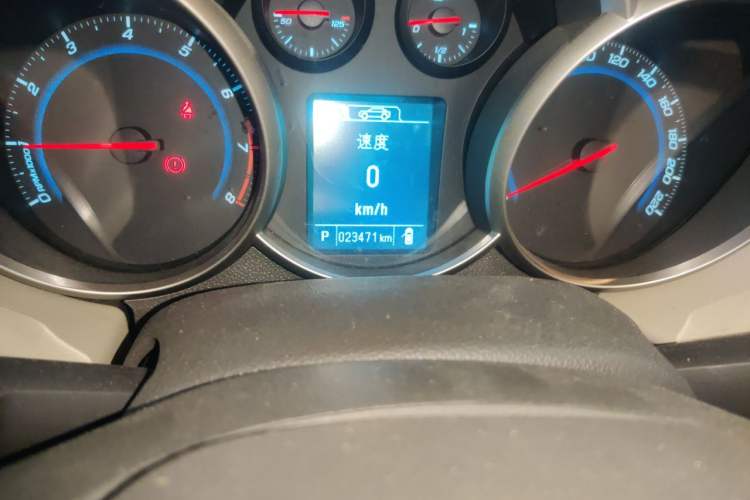 Used Chevrolet Cruze 2015 1.5L Classic SE AT Odometer Close Up