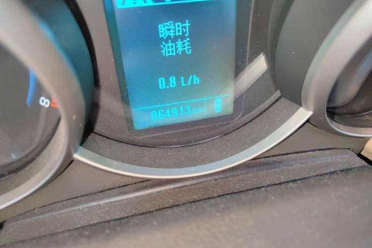 Used Chevrolet Cruze 2015 1.5L Classic SE MT Odometer Close Up