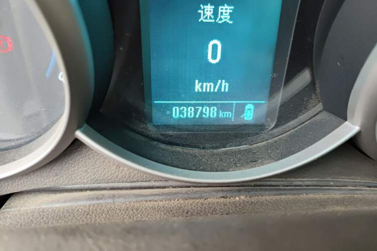 Used Chevrolet Cruze 2015 1.5L Classic SE MT Odometer Close Up