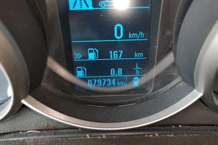 Used Chevrolet Cruze 2015 1.5L Classic SL MT Odometer Close Up