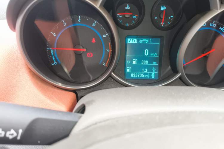 Used Chevrolet Cruze 2015 1.5L Classic SE MT Odometer Close Up