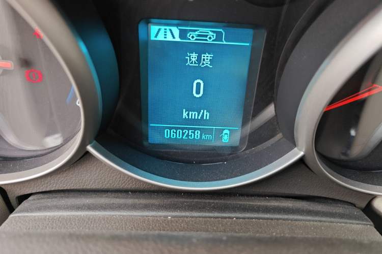 Used Chevrolet Cruze 2015 1.5L Classic SL MT Odometer Close Up