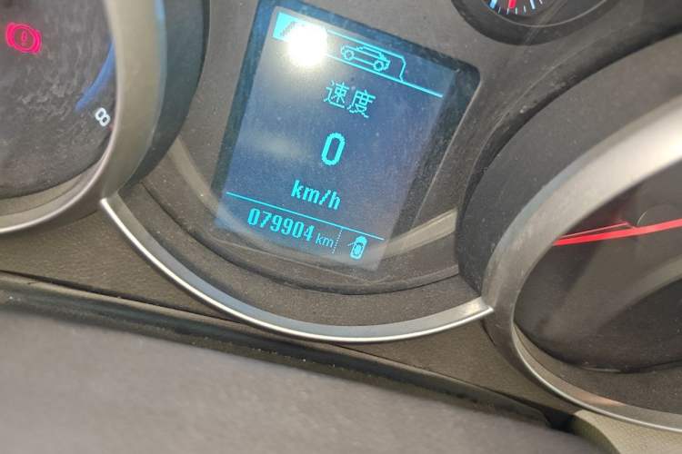 Used Chevrolet Cruze 2015 1.5L Classic SE MT Odometer Close Up