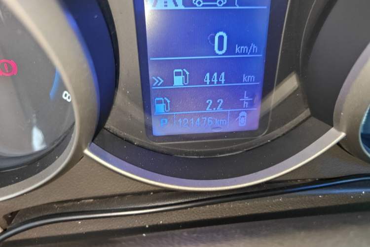 Used Chevrolet Cruze 2015 1.5L Classic SE AT Odometer Close Up